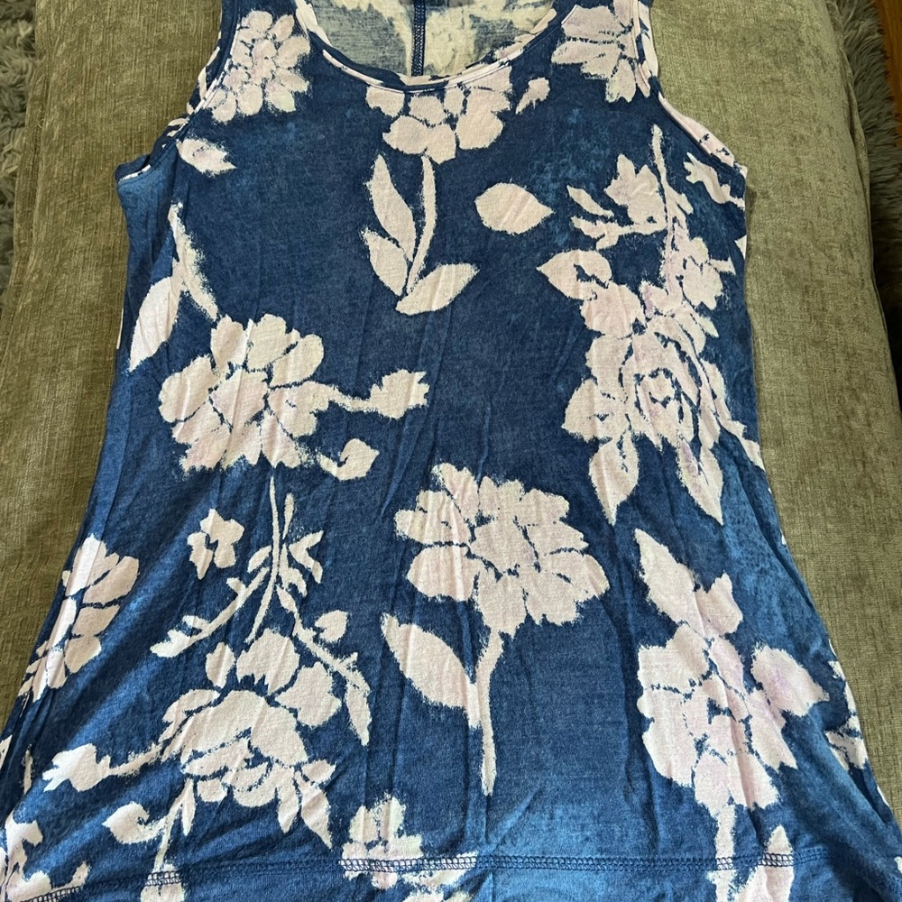 Simply Vera Vera Wang Blue Tank Top with Light Pink Floral Print